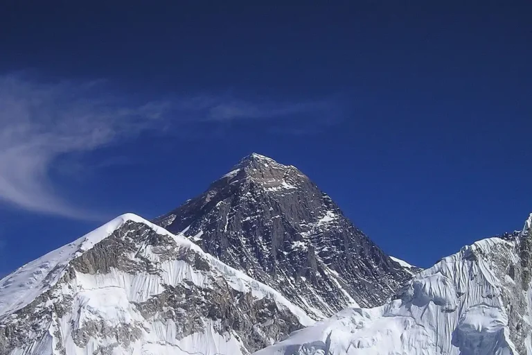 Ilustrasi Gunung Everest