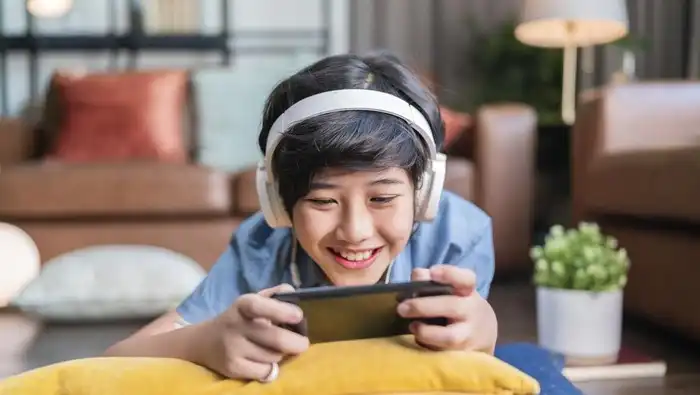 Ilustrasi anak main HP
