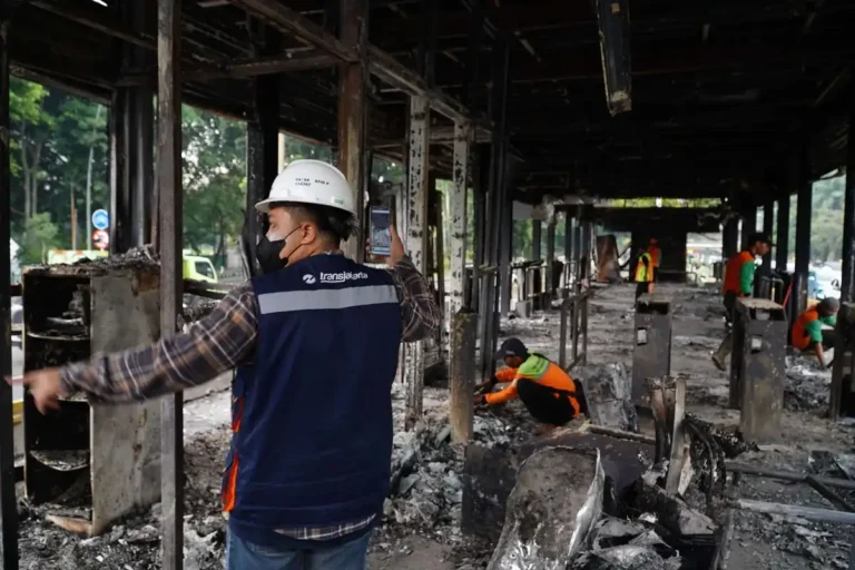 Kondisi halte transjakarta di depan Polda Metro Jaya