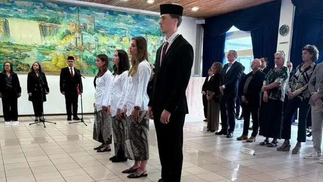 Mauro Zijlstra dan tiga pemain putri