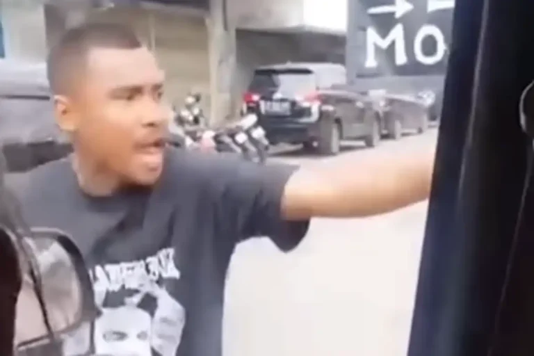 Dua orang yang diduga preman