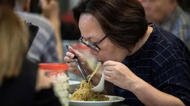Ilustrasi Makan Mie