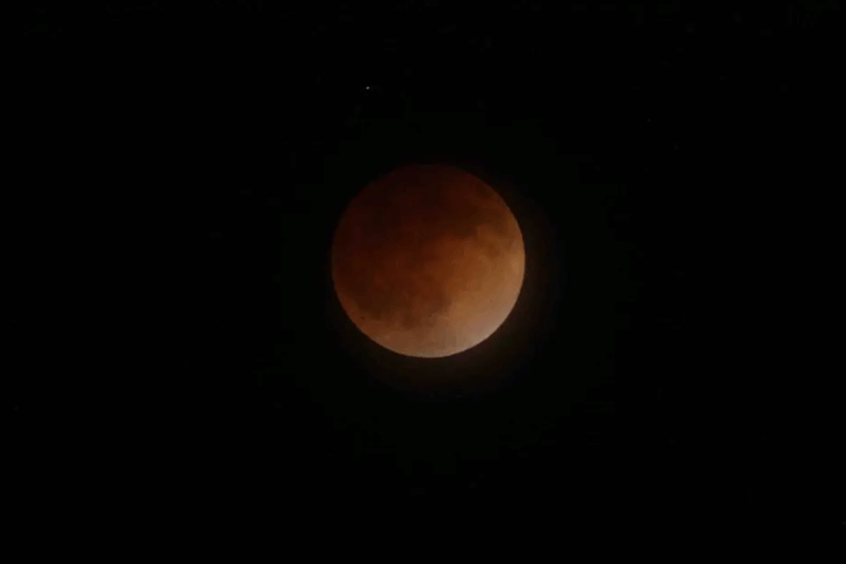 Ilustrasi gerhana Bulan total