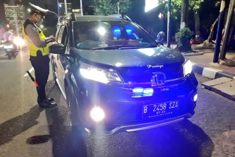 Kepolisian melakukan razia penyalahgunaan lampu