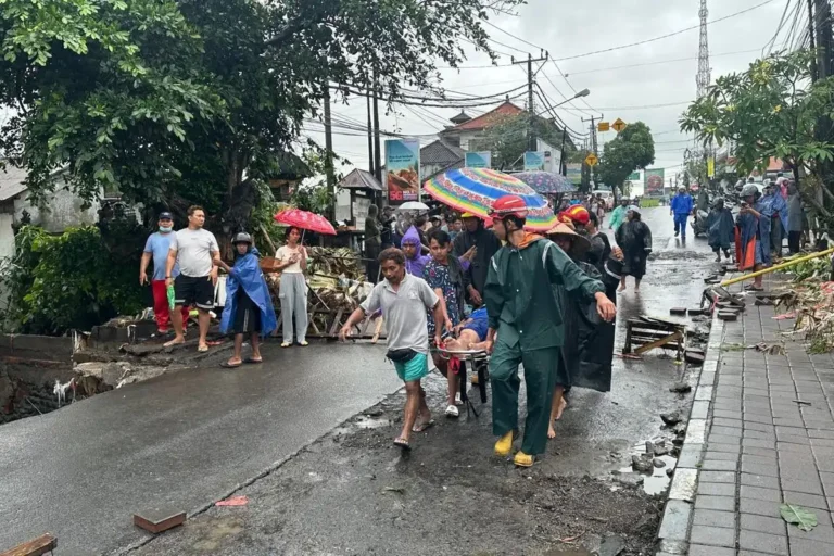 evakuasi korban mobil terseret banjir