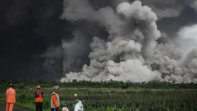 Gunung Semeru di perbatasan Kabupaten Lumajang dan Malang