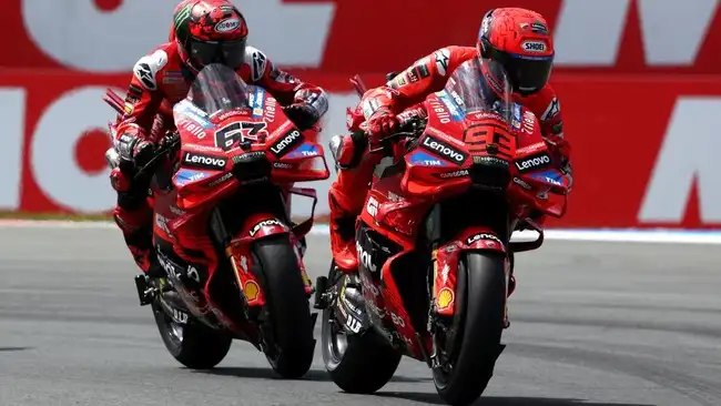 Marc Marquez unggul atas Francesco Bagnaia