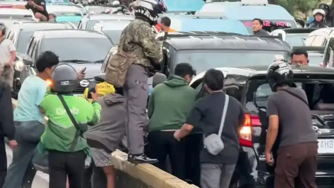 Mobil Lawan Arus