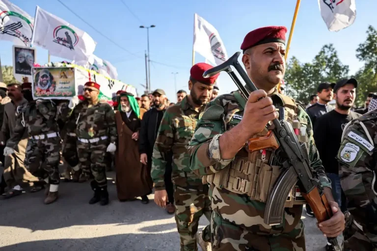 Para anggota kelompok bersenjata Kataeb Hezbollah