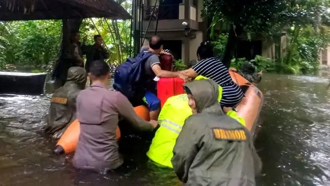 Tim gabungan melakukan evakuasi