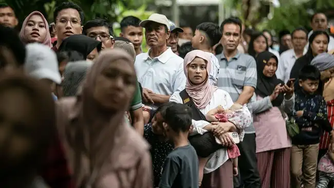 Warga saat mengantre untuk bertemu dengan Presiden RI ketujuh Joko Widodo