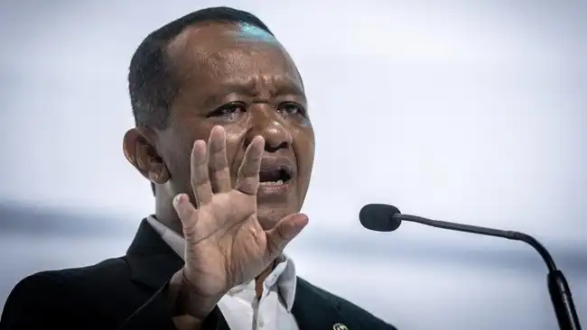 Beritagosip.com Bahlil buka opsi WFH sebagai salah satu langkah yang dipertimbangkan pemerintah untuk meningkatkan efisiensi BBM Indonesia. Wacana tersebut muncul di tengah ketidakpastian global yang dipicu konflik Iran AS Israel BBM dan dampaknya terhadap energi dunia. Menteri Energi dan Sumber Daya Mineral Bahlil Lahadalia menyampaikan bahwa pemerintah sedang menilai berbagai kemungkinan kebijakan, termasuk penerapan empat hari kerja hemat BBM bagi masyarakat. Pernyataan tersebut ia sampaikan ketika merespons pertanyaan mengenai kemungkinan Indonesia mengikuti langkah Filipina yang telah lebih dulu menerapkan kebijakan serupa. Ia menjelaskan bahwa hingga saat ini belum ada keputusan final terkait kebijakan WFH pemerintah maupun penerapan empat hari kerja hemat BBM di Indonesia. Menurutnya, situasi global yang belum stabil membuat pemerintah perlu menyiapkan berbagai alternatif kebijakan. Upaya tersebut bertujuan menjaga efisiensi BBM Indonesia sekaligus mengantisipasi dampak ekonomi dari konflik Iran AS Israel BBM. Bahlil menegaskan bahwa pemerintah masih mempelajari berbagai opsi sebelum menetapkan kebijakan resmi. Evaluasi tersebut dilakukan untuk memastikan setiap langkah dapat memberikan dampak positif bagi masyarakat. Pada prinsipnya, pemerintah berupaya mendorong penggunaan energi secara lebih efisien. Pendekatan tersebut dinilai penting dalam menghadapi potensi tekanan terhadap pasokan dan harga energi global. Kebijakan empat hari kerja hemat BBM sebelumnya telah diterapkan oleh pemerintah Filipina. Kebijakan tersebut muncul sebagai respons terhadap dampak ekonomi yang ditimbulkan konflik Timur Tengah. Presiden Filipina Ferdinand “Bongbong” Marcos Jr. menjelaskan bahwa keputusan tersebut bertujuan mengurangi tekanan ekonomi yang dirasakan masyarakat Filipina akibat konflik tersebut. Ia menyatakan bahwa negaranya tidak terlibat langsung dalam konflik, tetapi tetap merasakan dampaknya. Karena itu, pemerintah Filipina mengambil langkah untuk melindungi kondisi ekonomi domestik. Kebijakan empat hari kerja hemat BBM di Filipina mulai berlaku pada Senin, 9 Maret. Implementasi awal diterapkan pada kantor-kantor pemerintah di negara tersebut. Namun, kebijakan tersebut tidak berlaku untuk sektor layanan publik tertentu. Aparat kepolisian serta petugas pemadam kebakaran tetap menjalankan jadwal kerja normal. Penerapan kebijakan tersebut juga dipicu kekhawatiran terhadap lonjakan harga energi. Harga bahan bakar di Filipina diperkirakan meningkat setelah penutupan Selat Hormuz. Iran menutup jalur pelayaran strategis tersebut sejak Minggu, 1 Maret. Negara tersebut juga menyatakan akan menyerang kapal yang melintas kecuali milik China dan Rusia. Situasi tersebut menimbulkan kekhawatiran terhadap pasokan energi global. Dampaknya berpotensi memengaruhi harga energi di berbagai negara, termasuk kawasan Asia. Dalam konteks ini, Bahlil buka opsi WFH sebagai salah satu kemungkinan kebijakan yang dapat membantu efisiensi BBM Indonesia. Langkah tersebut masih dalam tahap kajian sehingga keputusan resmi belum ditetapkan. Pemerintah akan terus memantau perkembangan situasi global sebelum menentukan kebijakan yang paling tepat. Pendekatan tersebut diharapkan mampu menjaga stabilitas energi sekaligus melindungi kepentingan masyarakat.