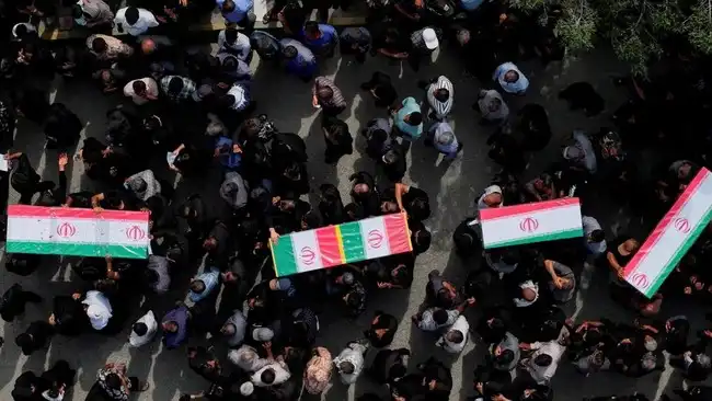 Pemakaman massal korban bom sekolah Iran