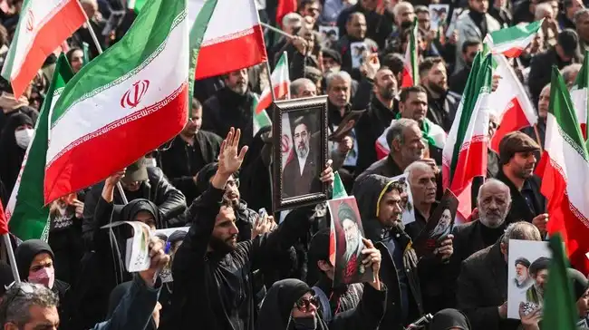 Warga Iran Mengenang Ali Khamenei