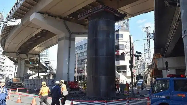 kemunculan silinder baja misterius di jalanan Kota Osaka