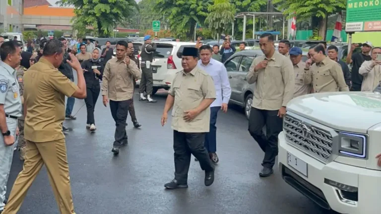 Prabowo Jenguk Korban Kecelakaan Kereta