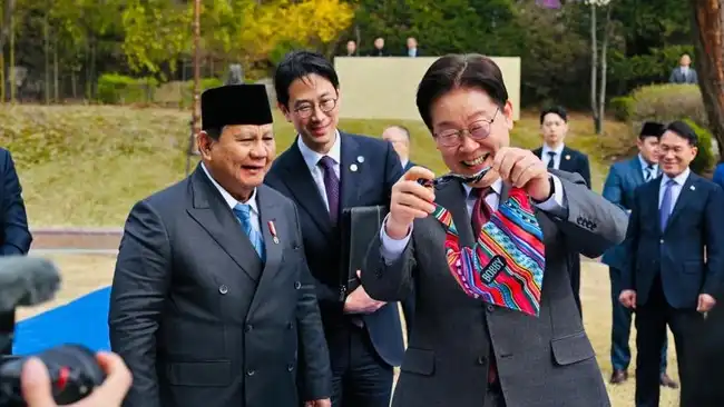 Prabowo Subianto memberikan pakaian khusus untuk anjing peliharaan Presiden Korsel