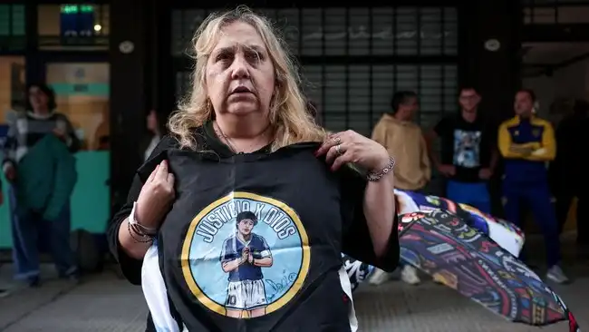 Sorang fans mendukung sidang kematian Diego Maradona