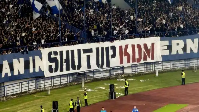 spanduk 'Shut Up KDM'
