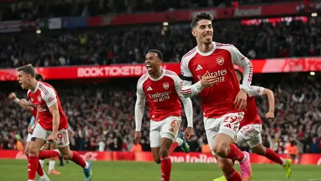 Pemain Arsenal selebrasi