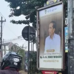 Beritagosip.com Pemasangan baliho ulang tahun Jokowi oleh Pemkot Solo di sejumlah ruas jalan memicu reaksi dari Partai Gerindra. Ketua DPC Gerindra Solo, Ardianto, mengaku kecewa dengan langkah tersebut dan mempertanyakan mengapa perlakuan serupa tidak diberikan kepada Presiden RI Prabowo Subianto. Ardianto mengatakan dirinya menerima laporan bahwa baliho ucapan selamat ulang tahun ke-65 untuk Joko Widodo tidak hanya dipasang di satu lokasi. "Saya dapat laporan dari beberapa rekan-rekan bahwa ada semacam ucapan dari beliaunya ada di beberapa, sekitar 7 titik, tapi semua pakai balihonya milik Pemkot Kota Surakarta," kata Ardianto saat ditemui di Gedung DPRD Solo, Senin (22/6). Berdasarkan penelusuran, salah satu baliho tersebut berada di Jalan dr Wahidin, Purwosari, Kecamatan Laweyan. Baliho menampilkan foto Jokowi mengenakan kemeja putih dengan logo Pemerintah Kota Surakarta dan logo Kota Solo The Spirit of Java. Dalam baliho itu tertulis, "Pemerintah Kota Surakarta mengucapkan 21 Juni 2026 Selamat Ulang Tahun ke-65 Bp. Ir. H. JOKO WIDODO PRESIDEN KE-7 RI." Ardianto mempertanyakan kebijakan tersebut karena menurutnya Ketua Umum Partai Gerindra sekaligus Presiden RI, Prabowo Subianto, tidak pernah mendapatkan ucapan serupa dari pemerintah daerah. Menurutnya, hal itu cukup mengherankan mengingat Wali Kota Solo, Respati Ardi, merupakan kader Partai Gerindra. "Kenapa ketika Pak Prabowo kok tidak ada ucapan? Ini membuat saya juga agak kecewa sedikit dengan apa yang diberikan Mas Wali kepada Pak Jokowi, tetapi kenapa Pak Prabowo tidak ada. Padahal beliau juga menjadi kader Gerindra," ujar Ardianto. Ia menambahkan bahwa dirinya belum memahami alasan di balik pemasangan baliho tersebut. "Nah, itu kalau analisa saya mungkin Mas Wali anu ya, eh memberikan semacam apa ya, surprise atau apa, saya kurang begitu paham juga. Hm, padahal ya saya juga merasa cukup kecewa juga, selaku Ketua DPC," lanjutnya. Meski demikian, Ardianto enggan berspekulasi mengenai kemungkinan adanya motif politik di balik pemasangan baliho tersebut. Ia menyatakan akan meminta klarifikasi langsung kepada Wali Kota Solo terkait penggunaan fasilitas maupun anggaran daerah untuk pengadaan baliho ucapan ulang tahun Jokowi. "Nanti coba kita tanyakan secara pribadi, antara saya dengan Mas Wali," katanya. Sementara itu, Wali Kota Solo Respati Ardi menjelaskan bahwa pemasangan baliho tersebut merupakan bentuk apresiasi dari Pemerintah Kota Surakarta kepada Jokowi yang pernah menjabat sebagai Wali Kota Solo pada periode 2005 hingga 2012. Menurut Respati, kepemimpinan Jokowi membawa perubahan besar bagi perkembangan Kota Solo. "Iya, iya, ya ini bentuk apresiasi kita ingat Pemerintah Kota Surakarta itu perubahan drastis di era beliau. Pembangunan yang luar biasa. Tentu ini apresiasi sekali dari Pemerintah Kota Surakarta terhadap beliau Wali Kota ke-16 dan Presiden ke-7 Republik Indonesia. Semoga beliau terus menginspirasi bagi kami semua yang bertugas saat ini," kata Respati. Saat ditanya mengenai kritik dari Gerindra yang mempertanyakan tidak adanya perlakuan serupa kepada Prabowo Subianto, Respati memberikan jawaban singkat. "Lah, ulang tahunnya beliau (Jokowi), gimana," ujarnya. Pernyataan tersebut muncul setelah Gerindra kecewa baliho Jokowi yang dipasang di beberapa titik kota. Polemik ini pun memunculkan perdebatan mengenai bentuk apresiasi pemerintah daerah terhadap tokoh nasional dan penggunaan fasilitas publik untuk kepentingan seremonial.