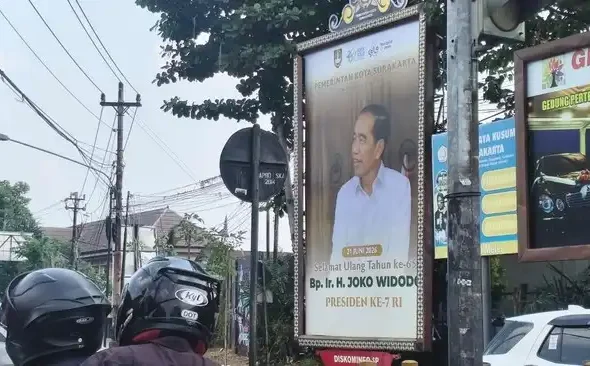 Beritagosip.com Pemasangan baliho ulang tahun Jokowi oleh Pemkot Solo di sejumlah ruas jalan memicu reaksi dari Partai Gerindra. Ketua DPC Gerindra Solo, Ardianto, mengaku kecewa dengan langkah tersebut dan mempertanyakan mengapa perlakuan serupa tidak diberikan kepada Presiden RI Prabowo Subianto. Ardianto mengatakan dirinya menerima laporan bahwa baliho ucapan selamat ulang tahun ke-65 untuk Joko Widodo tidak hanya dipasang di satu lokasi. "Saya dapat laporan dari beberapa rekan-rekan bahwa ada semacam ucapan dari beliaunya ada di beberapa, sekitar 7 titik, tapi semua pakai balihonya milik Pemkot Kota Surakarta," kata Ardianto saat ditemui di Gedung DPRD Solo, Senin (22/6). Berdasarkan penelusuran, salah satu baliho tersebut berada di Jalan dr Wahidin, Purwosari, Kecamatan Laweyan. Baliho menampilkan foto Jokowi mengenakan kemeja putih dengan logo Pemerintah Kota Surakarta dan logo Kota Solo The Spirit of Java. Dalam baliho itu tertulis, "Pemerintah Kota Surakarta mengucapkan 21 Juni 2026 Selamat Ulang Tahun ke-65 Bp. Ir. H. JOKO WIDODO PRESIDEN KE-7 RI." Ardianto mempertanyakan kebijakan tersebut karena menurutnya Ketua Umum Partai Gerindra sekaligus Presiden RI, Prabowo Subianto, tidak pernah mendapatkan ucapan serupa dari pemerintah daerah. Menurutnya, hal itu cukup mengherankan mengingat Wali Kota Solo, Respati Ardi, merupakan kader Partai Gerindra. "Kenapa ketika Pak Prabowo kok tidak ada ucapan? Ini membuat saya juga agak kecewa sedikit dengan apa yang diberikan Mas Wali kepada Pak Jokowi, tetapi kenapa Pak Prabowo tidak ada. Padahal beliau juga menjadi kader Gerindra," ujar Ardianto. Ia menambahkan bahwa dirinya belum memahami alasan di balik pemasangan baliho tersebut. "Nah, itu kalau analisa saya mungkin Mas Wali anu ya, eh memberikan semacam apa ya, surprise atau apa, saya kurang begitu paham juga. Hm, padahal ya saya juga merasa cukup kecewa juga, selaku Ketua DPC," lanjutnya. Meski demikian, Ardianto enggan berspekulasi mengenai kemungkinan adanya motif politik di balik pemasangan baliho tersebut. Ia menyatakan akan meminta klarifikasi langsung kepada Wali Kota Solo terkait penggunaan fasilitas maupun anggaran daerah untuk pengadaan baliho ucapan ulang tahun Jokowi. "Nanti coba kita tanyakan secara pribadi, antara saya dengan Mas Wali," katanya. Sementara itu, Wali Kota Solo Respati Ardi menjelaskan bahwa pemasangan baliho tersebut merupakan bentuk apresiasi dari Pemerintah Kota Surakarta kepada Jokowi yang pernah menjabat sebagai Wali Kota Solo pada periode 2005 hingga 2012. Menurut Respati, kepemimpinan Jokowi membawa perubahan besar bagi perkembangan Kota Solo. "Iya, iya, ya ini bentuk apresiasi kita ingat Pemerintah Kota Surakarta itu perubahan drastis di era beliau. Pembangunan yang luar biasa. Tentu ini apresiasi sekali dari Pemerintah Kota Surakarta terhadap beliau Wali Kota ke-16 dan Presiden ke-7 Republik Indonesia. Semoga beliau terus menginspirasi bagi kami semua yang bertugas saat ini," kata Respati. Saat ditanya mengenai kritik dari Gerindra yang mempertanyakan tidak adanya perlakuan serupa kepada Prabowo Subianto, Respati memberikan jawaban singkat. "Lah, ulang tahunnya beliau (Jokowi), gimana," ujarnya. Pernyataan tersebut muncul setelah Gerindra kecewa baliho Jokowi yang dipasang di beberapa titik kota. Polemik ini pun memunculkan perdebatan mengenai bentuk apresiasi pemerintah daerah terhadap tokoh nasional dan penggunaan fasilitas publik untuk kepentingan seremonial.