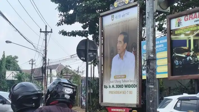 Beritagosip.com Pemasangan baliho ulang tahun Jokowi oleh Pemkot Solo di sejumlah ruas jalan memicu reaksi dari Partai Gerindra. Ketua DPC Gerindra Solo, Ardianto, mengaku kecewa dengan langkah tersebut dan mempertanyakan mengapa perlakuan serupa tidak diberikan kepada Presiden RI Prabowo Subianto. Ardianto mengatakan dirinya menerima laporan bahwa baliho ucapan selamat ulang tahun ke-65 untuk Joko Widodo tidak hanya dipasang di satu lokasi. "Saya dapat laporan dari beberapa rekan-rekan bahwa ada semacam ucapan dari beliaunya ada di beberapa, sekitar 7 titik, tapi semua pakai balihonya milik Pemkot Kota Surakarta," kata Ardianto saat ditemui di Gedung DPRD Solo, Senin (22/6). Berdasarkan penelusuran, salah satu baliho tersebut berada di Jalan dr Wahidin, Purwosari, Kecamatan Laweyan. Baliho menampilkan foto Jokowi mengenakan kemeja putih dengan logo Pemerintah Kota Surakarta dan logo Kota Solo The Spirit of Java. Dalam baliho itu tertulis, "Pemerintah Kota Surakarta mengucapkan 21 Juni 2026 Selamat Ulang Tahun ke-65 Bp. Ir. H. JOKO WIDODO PRESIDEN KE-7 RI." Ardianto mempertanyakan kebijakan tersebut karena menurutnya Ketua Umum Partai Gerindra sekaligus Presiden RI, Prabowo Subianto, tidak pernah mendapatkan ucapan serupa dari pemerintah daerah. Menurutnya, hal itu cukup mengherankan mengingat Wali Kota Solo, Respati Ardi, merupakan kader Partai Gerindra. "Kenapa ketika Pak Prabowo kok tidak ada ucapan? Ini membuat saya juga agak kecewa sedikit dengan apa yang diberikan Mas Wali kepada Pak Jokowi, tetapi kenapa Pak Prabowo tidak ada. Padahal beliau juga menjadi kader Gerindra," ujar Ardianto. Ia menambahkan bahwa dirinya belum memahami alasan di balik pemasangan baliho tersebut. "Nah, itu kalau analisa saya mungkin Mas Wali anu ya, eh memberikan semacam apa ya, surprise atau apa, saya kurang begitu paham juga. Hm, padahal ya saya juga merasa cukup kecewa juga, selaku Ketua DPC," lanjutnya. Meski demikian, Ardianto enggan berspekulasi mengenai kemungkinan adanya motif politik di balik pemasangan baliho tersebut. Ia menyatakan akan meminta klarifikasi langsung kepada Wali Kota Solo terkait penggunaan fasilitas maupun anggaran daerah untuk pengadaan baliho ucapan ulang tahun Jokowi. "Nanti coba kita tanyakan secara pribadi, antara saya dengan Mas Wali," katanya. Sementara itu, Wali Kota Solo Respati Ardi menjelaskan bahwa pemasangan baliho tersebut merupakan bentuk apresiasi dari Pemerintah Kota Surakarta kepada Jokowi yang pernah menjabat sebagai Wali Kota Solo pada periode 2005 hingga 2012. Menurut Respati, kepemimpinan Jokowi membawa perubahan besar bagi perkembangan Kota Solo. "Iya, iya, ya ini bentuk apresiasi kita ingat Pemerintah Kota Surakarta itu perubahan drastis di era beliau. Pembangunan yang luar biasa. Tentu ini apresiasi sekali dari Pemerintah Kota Surakarta terhadap beliau Wali Kota ke-16 dan Presiden ke-7 Republik Indonesia. Semoga beliau terus menginspirasi bagi kami semua yang bertugas saat ini," kata Respati. Saat ditanya mengenai kritik dari Gerindra yang mempertanyakan tidak adanya perlakuan serupa kepada Prabowo Subianto, Respati memberikan jawaban singkat. "Lah, ulang tahunnya beliau (Jokowi), gimana," ujarnya. Pernyataan tersebut muncul setelah Gerindra kecewa baliho Jokowi yang dipasang di beberapa titik kota. Polemik ini pun memunculkan perdebatan mengenai bentuk apresiasi pemerintah daerah terhadap tokoh nasional dan penggunaan fasilitas publik untuk kepentingan seremonial.