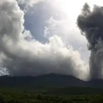Gunung Lewotobi meletus