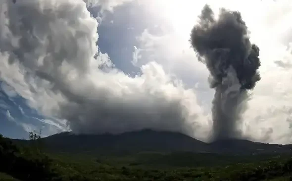 Gunung Lewotobi meletus