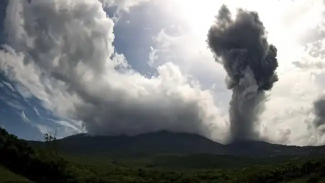 Gunung Lewotobi meletus