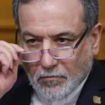 Beritagosip.com – Iran menuding Amerika Serikat melakukan pelanggaran terhadap MoU damai yang baru disepakati kedua negara setelah serangan terbaru menghantam wilayahnya pada Jumat (26/6) malam. Kementerian Luar Negeri Iran menyebut serangan yang menargetkan fasilitas pengawasan di kawasan pesisir sebagai pelanggaran serius terhadap nota kesepahaman yang diteken di Swiss pada pekan lalu. "Serangan brutal ini, yang menargetkan fasilitas pengawasan pesisir Iran, merupakan pelanggaran terang-terangan terhadap Nota Kesepahaman (Memorandum of Understanding/MoU) untuk mengakhiri perang," demikian pernyataan Kementerian Luar Negeri Iran. Ketegangan kembali meningkat setelah Iran dan Amerika Serikat saling melancarkan serangan. Situasi tersebut memunculkan kekhawatiran bahwa MoU damai yang menjadi dasar penghentian konflik dapat runtuh. Korps Garda Revolusi Islam Iran (IRGC) pada Sabtu mengumumkan telah menyerang sejumlah target milik Amerika Serikat di kawasan Teluk sebagai balasan atas serangan Washington terhadap fasilitas rudal, drone, dan radar milik Iran. Televisi pemerintah Iran, mengutip laporan dari seorang jurnalis di Kota Sirik, melaporkan ledakan terdengar pada Jumat malam di Dermaga Taheroui. Media tersebut juga mengutip sumber militer yang menyebut ledakan dipicu oleh hantaman proyektil di kawasan pelabuhan. Meski demikian, kantor berita Mehr melaporkan bahwa Pelabuhan Sirik tetap beroperasi normal. Tidak ada laporan mengenai kerusakan pada fasilitas maupun peralatan pelabuhan setelah insiden tersebut. Di sisi lain, Amerika Serikat menyatakan serangan itu merupakan respons atas dugaan serangan drone Iran terhadap sebuah kapal kargo di Selat Hormuz sehari sebelumnya. Komando Pusat Militer Amerika Serikat (CENTCOM) menjelaskan bahwa operasi yang menyasar lokasi penyimpanan rudal, drone, serta radar pesisir Iran dilakukan sebagai tanggapan atas tindakan yang disebut sebagai agresi terhadap kapal-kapal komersial. CENTCOM menilai serangan drone Iran terhadap kapal dagang di Selat Hormuz telah melanggar perjanjian gencatan senjata yang sebelumnya disepakati. Menurut CENTCOM, operasi tersebut merupakan respons tegas terhadap serangan yang terjadi sehari sebelumnya terhadap kapal dagang yang melintasi jalur strategis Selat Hormuz. Rangkaian aksi saling serang itu kembali memunculkan tanda tanya mengenai masa depan MoU damai yang ditandatangani Iran dan Amerika Serikat pada 17 Juni. Kedua negara kini saling menuding telah melanggar isi kesepakatan yang mencakup penghentian sementara konflik bersenjata. Sebagai informasi, MoU damai tersebut bukan merupakan kesepakatan final. Dokumen itu dirancang sebagai dasar untuk melanjutkan perundingan, termasuk pembahasan mengenai keamanan dan lalu lintas pelayaran di Selat Hormuz yang menjadi salah satu jalur perdagangan paling strategis di dunia.