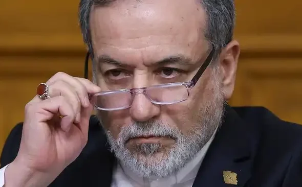 Beritagosip.com – Iran menuding Amerika Serikat melakukan pelanggaran terhadap MoU damai yang baru disepakati kedua negara setelah serangan terbaru menghantam wilayahnya pada Jumat (26/6) malam. Kementerian Luar Negeri Iran menyebut serangan yang menargetkan fasilitas pengawasan di kawasan pesisir sebagai pelanggaran serius terhadap nota kesepahaman yang diteken di Swiss pada pekan lalu. "Serangan brutal ini, yang menargetkan fasilitas pengawasan pesisir Iran, merupakan pelanggaran terang-terangan terhadap Nota Kesepahaman (Memorandum of Understanding/MoU) untuk mengakhiri perang," demikian pernyataan Kementerian Luar Negeri Iran. Ketegangan kembali meningkat setelah Iran dan Amerika Serikat saling melancarkan serangan. Situasi tersebut memunculkan kekhawatiran bahwa MoU damai yang menjadi dasar penghentian konflik dapat runtuh. Korps Garda Revolusi Islam Iran (IRGC) pada Sabtu mengumumkan telah menyerang sejumlah target milik Amerika Serikat di kawasan Teluk sebagai balasan atas serangan Washington terhadap fasilitas rudal, drone, dan radar milik Iran. Televisi pemerintah Iran, mengutip laporan dari seorang jurnalis di Kota Sirik, melaporkan ledakan terdengar pada Jumat malam di Dermaga Taheroui. Media tersebut juga mengutip sumber militer yang menyebut ledakan dipicu oleh hantaman proyektil di kawasan pelabuhan. Meski demikian, kantor berita Mehr melaporkan bahwa Pelabuhan Sirik tetap beroperasi normal. Tidak ada laporan mengenai kerusakan pada fasilitas maupun peralatan pelabuhan setelah insiden tersebut. Di sisi lain, Amerika Serikat menyatakan serangan itu merupakan respons atas dugaan serangan drone Iran terhadap sebuah kapal kargo di Selat Hormuz sehari sebelumnya. Komando Pusat Militer Amerika Serikat (CENTCOM) menjelaskan bahwa operasi yang menyasar lokasi penyimpanan rudal, drone, serta radar pesisir Iran dilakukan sebagai tanggapan atas tindakan yang disebut sebagai agresi terhadap kapal-kapal komersial. CENTCOM menilai serangan drone Iran terhadap kapal dagang di Selat Hormuz telah melanggar perjanjian gencatan senjata yang sebelumnya disepakati. Menurut CENTCOM, operasi tersebut merupakan respons tegas terhadap serangan yang terjadi sehari sebelumnya terhadap kapal dagang yang melintasi jalur strategis Selat Hormuz. Rangkaian aksi saling serang itu kembali memunculkan tanda tanya mengenai masa depan MoU damai yang ditandatangani Iran dan Amerika Serikat pada 17 Juni. Kedua negara kini saling menuding telah melanggar isi kesepakatan yang mencakup penghentian sementara konflik bersenjata. Sebagai informasi, MoU damai tersebut bukan merupakan kesepakatan final. Dokumen itu dirancang sebagai dasar untuk melanjutkan perundingan, termasuk pembahasan mengenai keamanan dan lalu lintas pelayaran di Selat Hormuz yang menjadi salah satu jalur perdagangan paling strategis di dunia.