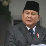 Beritagosip.com Presiden RI Prabowo Subianto menerima kunjungan kehormatan Menteri Negara Urusan Luar Negeri Qatar, Sultan bin Saad Al-Muraikhi, di Istana Merdeka, Jakarta, Senin (15/6). Pertemuan tersebut membahas penguatan hubungan diplomatik Indonesia dan Qatar, termasuk kerja sama investasi serta agenda strategis kedua negara. Dalam pertemuan itu, kedua pihak membahas berbagai peluang kerja sama yang dapat mempererat hubungan bilateral. Salah satu fokus utama adalah peningkatan investasi Qatar di Indonesia dan persiapan peringatan 50 tahun hubungan diplomatik Indonesia-Qatar yang akan berlangsung pada 2026. Sekretaris Kabinet Teddy Indra Wijaya mengungkapkan bahwa Menteri Negara Urusan Luar Negeri Qatar menyampaikan salam hangat dari Emir Qatar, Sheikh Tamim bin Hamad Al Thani, kepada Presiden Prabowo. Menurut Teddy, Emir Qatar juga memberikan apresiasi terhadap kepemimpinan Presiden Prabowo dan perkembangan ekonomi Indonesia dalam beberapa tahun terakhir. "Emir Qatar juga mengapresiasi kepemimpinan Presiden Prabowo dan kemajuan ekonomi Indonesia, khususnya dukungan terhadap program kesehatan, pendidikan, dan makan bergizi," ujar Teddy. Selain membahas hubungan bilateral, pertemuan tersebut turut menyinggung rencana kunjungan Emir Qatar ke Indonesia pada akhir tahun 2026. Kunjungan itu diharapkan menjadi momen penting dalam peringatan setengah abad hubungan diplomatik Indonesia dan Qatar. "Rencana kunjungan Emir Qatar ke Indonesia pada akhir tahun 2026, yang akan menjadi momentum penting peringatan 50 tahun hubungan diplomatik antara Indonesia dan Qatar," kata Teddy. Dalam kesempatan yang sama, Qatar kembali menegaskan komitmennya untuk memperkuat investasi di Indonesia. Pemerintah Qatar menyampaikan komitmen investasi senilai US$4 miliar dan membuka peluang ekspansi investasi pada sejumlah sektor strategis lainnya. Komitmen investasi Qatar di Indonesia tersebut mencerminkan tingkat kepercayaan yang tinggi terhadap prospek pertumbuhan ekonomi nasional. Langkah itu juga menjadi bagian dari upaya kedua negara untuk memperluas kemitraan yang saling menguntungkan. Kerja sama Indonesia Qatar di bidang investasi diharapkan mampu mendukung agenda pembangunan nasional, memperkuat berbagai sektor strategis, serta memberikan manfaat ekonomi yang lebih luas bagi masyarakat di kedua negara.