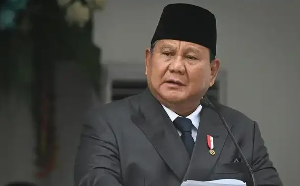 Beritagosip.com Presiden RI Prabowo Subianto menerima kunjungan kehormatan Menteri Negara Urusan Luar Negeri Qatar, Sultan bin Saad Al-Muraikhi, di Istana Merdeka, Jakarta, Senin (15/6). Pertemuan tersebut membahas penguatan hubungan diplomatik Indonesia dan Qatar, termasuk kerja sama investasi serta agenda strategis kedua negara. Dalam pertemuan itu, kedua pihak membahas berbagai peluang kerja sama yang dapat mempererat hubungan bilateral. Salah satu fokus utama adalah peningkatan investasi Qatar di Indonesia dan persiapan peringatan 50 tahun hubungan diplomatik Indonesia-Qatar yang akan berlangsung pada 2026. Sekretaris Kabinet Teddy Indra Wijaya mengungkapkan bahwa Menteri Negara Urusan Luar Negeri Qatar menyampaikan salam hangat dari Emir Qatar, Sheikh Tamim bin Hamad Al Thani, kepada Presiden Prabowo. Menurut Teddy, Emir Qatar juga memberikan apresiasi terhadap kepemimpinan Presiden Prabowo dan perkembangan ekonomi Indonesia dalam beberapa tahun terakhir. "Emir Qatar juga mengapresiasi kepemimpinan Presiden Prabowo dan kemajuan ekonomi Indonesia, khususnya dukungan terhadap program kesehatan, pendidikan, dan makan bergizi," ujar Teddy. Selain membahas hubungan bilateral, pertemuan tersebut turut menyinggung rencana kunjungan Emir Qatar ke Indonesia pada akhir tahun 2026. Kunjungan itu diharapkan menjadi momen penting dalam peringatan setengah abad hubungan diplomatik Indonesia dan Qatar. "Rencana kunjungan Emir Qatar ke Indonesia pada akhir tahun 2026, yang akan menjadi momentum penting peringatan 50 tahun hubungan diplomatik antara Indonesia dan Qatar," kata Teddy. Dalam kesempatan yang sama, Qatar kembali menegaskan komitmennya untuk memperkuat investasi di Indonesia. Pemerintah Qatar menyampaikan komitmen investasi senilai US$4 miliar dan membuka peluang ekspansi investasi pada sejumlah sektor strategis lainnya. Komitmen investasi Qatar di Indonesia tersebut mencerminkan tingkat kepercayaan yang tinggi terhadap prospek pertumbuhan ekonomi nasional. Langkah itu juga menjadi bagian dari upaya kedua negara untuk memperluas kemitraan yang saling menguntungkan. Kerja sama Indonesia Qatar di bidang investasi diharapkan mampu mendukung agenda pembangunan nasional, memperkuat berbagai sektor strategis, serta memberikan manfaat ekonomi yang lebih luas bagi masyarakat di kedua negara.