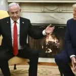 Beritagosip.com – Presiden Amerika Serikat Donald Trump mengungkap bahwa kesepakatan damai AS-Iran hampir tidak terwujud karena sikap Perdana Menteri Israel Benjamin Netanyahu. Dalam wawancara dengan The New York Times pada Minggu (14/6), Trump menyebut Netanyahu tidak mendukung proses perdamaian tersebut karena ingin melanjutkan konflik yang sedang berlangsung. Menurut Trump, serangan Israel di Lebanon bahkan sempat mengancam kelangsungan perundingan yang dilakukan antara Washington dan Teheran. "Dia orang yang sangat sulit," ujar Trump saat berbicara mengenai Netanyahu. Trump juga menilai Israel seharusnya menghargai upaya Amerika Serikat dalam mendorong tercapainya kesepakatan damai AS-Iran. "Sejujurnya, dia harusnya sangat berterima kasih kepada kami karena telah melakukan ini (menghentikan pertempuran). Sebab jika Iran punya senjata nuklir, Israel tidak akan bertahan dalam dua jam," kata Trump. Pernyataan tersebut disampaikan pada hari yang sama ketika Trump mengumumkan bahwa proses perundingan AS Iran telah mencapai kesepakatan akhir. Penandatanganan resmi dijadwalkan berlangsung di Swiss pada Jumat (19/6). Trump mengungkapkan bahwa salah satu poin dalam kesepakatan tersebut berkaitan dengan kepastian bahwa Selat Hormuz akan tetap terbuka tanpa pungutan biaya secara permanen. Hingga kini, rincian lengkap mengenai isi kesepakatan damai AS-Iran belum diumumkan secara resmi oleh kedua negara. Sebelumnya, kantor berita Iran Mehr melaporkan bahwa nota kesepahaman antara Iran dan Amerika Serikat memuat komitmen untuk menghentikan pertempuran di seluruh front konflik, termasuk di Lebanon. Laporan tersebut juga menyebut adanya kesepakatan mengenai pencabutan blokade angkatan laut Amerika Serikat terhadap Iran serta pencairan dana Iran yang selama ini dibekukan. Meski demikian, Trump menegaskan bahwa pencairan aset Iran tidak akan dilakukan sebelum Teheran memenuhi seluruh kewajiban yang telah disepakati. Salah satu syarat utama yang disebutkan adalah pengurangan tingkat pengayaan uranium yang dimiliki Iran. Trump menjelaskan bahwa Amerika Serikat tidak akan meminta Iran menyerahkan seluruh material uraniumnya. Sebagai gantinya, kedua negara akan bekerja sama secara bertahap untuk menurunkan tingkat pengayaan material nuklir tersebut. Presiden AS itu juga tidak memberikan tenggat waktu khusus terkait pelaksanaan komitmen tersebut. Menurut Trump, keberhasilan mencapai kesepakatan damai AS-Iran tidak terlepas dari tekanan militer yang sebelumnya dilakukan Washington terhadap Teheran. "Mereka tidak menginginkan serangan ketiga. Mereka peduli dengan kehidupan," ujar Trump. Ia menambahkan bahwa operasi militer yang dilakukan Amerika Serikat memberikan pengaruh besar terhadap tercapainya kesepakatan tersebut. "Intinya adalah serangan-serangan yang telah kami lakukan itu berdampak besar pada tercapainya kesepakatan ini, dampak yang sangat besar," tutupnya.
