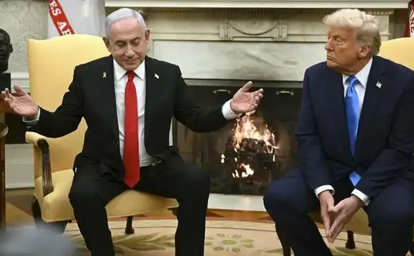 Beritagosip.com – Presiden Amerika Serikat Donald Trump mengungkap bahwa kesepakatan damai AS-Iran hampir tidak terwujud karena sikap Perdana Menteri Israel Benjamin Netanyahu. Dalam wawancara dengan The New York Times pada Minggu (14/6), Trump menyebut Netanyahu tidak mendukung proses perdamaian tersebut karena ingin melanjutkan konflik yang sedang berlangsung. Menurut Trump, serangan Israel di Lebanon bahkan sempat mengancam kelangsungan perundingan yang dilakukan antara Washington dan Teheran. "Dia orang yang sangat sulit," ujar Trump saat berbicara mengenai Netanyahu. Trump juga menilai Israel seharusnya menghargai upaya Amerika Serikat dalam mendorong tercapainya kesepakatan damai AS-Iran. "Sejujurnya, dia harusnya sangat berterima kasih kepada kami karena telah melakukan ini (menghentikan pertempuran). Sebab jika Iran punya senjata nuklir, Israel tidak akan bertahan dalam dua jam," kata Trump. Pernyataan tersebut disampaikan pada hari yang sama ketika Trump mengumumkan bahwa proses perundingan AS Iran telah mencapai kesepakatan akhir. Penandatanganan resmi dijadwalkan berlangsung di Swiss pada Jumat (19/6). Trump mengungkapkan bahwa salah satu poin dalam kesepakatan tersebut berkaitan dengan kepastian bahwa Selat Hormuz akan tetap terbuka tanpa pungutan biaya secara permanen. Hingga kini, rincian lengkap mengenai isi kesepakatan damai AS-Iran belum diumumkan secara resmi oleh kedua negara. Sebelumnya, kantor berita Iran Mehr melaporkan bahwa nota kesepahaman antara Iran dan Amerika Serikat memuat komitmen untuk menghentikan pertempuran di seluruh front konflik, termasuk di Lebanon. Laporan tersebut juga menyebut adanya kesepakatan mengenai pencabutan blokade angkatan laut Amerika Serikat terhadap Iran serta pencairan dana Iran yang selama ini dibekukan. Meski demikian, Trump menegaskan bahwa pencairan aset Iran tidak akan dilakukan sebelum Teheran memenuhi seluruh kewajiban yang telah disepakati. Salah satu syarat utama yang disebutkan adalah pengurangan tingkat pengayaan uranium yang dimiliki Iran. Trump menjelaskan bahwa Amerika Serikat tidak akan meminta Iran menyerahkan seluruh material uraniumnya. Sebagai gantinya, kedua negara akan bekerja sama secara bertahap untuk menurunkan tingkat pengayaan material nuklir tersebut. Presiden AS itu juga tidak memberikan tenggat waktu khusus terkait pelaksanaan komitmen tersebut. Menurut Trump, keberhasilan mencapai kesepakatan damai AS-Iran tidak terlepas dari tekanan militer yang sebelumnya dilakukan Washington terhadap Teheran. "Mereka tidak menginginkan serangan ketiga. Mereka peduli dengan kehidupan," ujar Trump. Ia menambahkan bahwa operasi militer yang dilakukan Amerika Serikat memberikan pengaruh besar terhadap tercapainya kesepakatan tersebut. "Intinya adalah serangan-serangan yang telah kami lakukan itu berdampak besar pada tercapainya kesepakatan ini, dampak yang sangat besar," tutupnya.