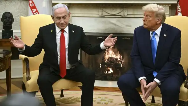Beritagosip.com – Presiden Amerika Serikat Donald Trump mengungkap bahwa kesepakatan damai AS-Iran hampir tidak terwujud karena sikap Perdana Menteri Israel Benjamin Netanyahu. Dalam wawancara dengan The New York Times pada Minggu (14/6), Trump menyebut Netanyahu tidak mendukung proses perdamaian tersebut karena ingin melanjutkan konflik yang sedang berlangsung. Menurut Trump, serangan Israel di Lebanon bahkan sempat mengancam kelangsungan perundingan yang dilakukan antara Washington dan Teheran. "Dia orang yang sangat sulit," ujar Trump saat berbicara mengenai Netanyahu. Trump juga menilai Israel seharusnya menghargai upaya Amerika Serikat dalam mendorong tercapainya kesepakatan damai AS-Iran. "Sejujurnya, dia harusnya sangat berterima kasih kepada kami karena telah melakukan ini (menghentikan pertempuran). Sebab jika Iran punya senjata nuklir, Israel tidak akan bertahan dalam dua jam," kata Trump. Pernyataan tersebut disampaikan pada hari yang sama ketika Trump mengumumkan bahwa proses perundingan AS Iran telah mencapai kesepakatan akhir. Penandatanganan resmi dijadwalkan berlangsung di Swiss pada Jumat (19/6). Trump mengungkapkan bahwa salah satu poin dalam kesepakatan tersebut berkaitan dengan kepastian bahwa Selat Hormuz akan tetap terbuka tanpa pungutan biaya secara permanen. Hingga kini, rincian lengkap mengenai isi kesepakatan damai AS-Iran belum diumumkan secara resmi oleh kedua negara. Sebelumnya, kantor berita Iran Mehr melaporkan bahwa nota kesepahaman antara Iran dan Amerika Serikat memuat komitmen untuk menghentikan pertempuran di seluruh front konflik, termasuk di Lebanon. Laporan tersebut juga menyebut adanya kesepakatan mengenai pencabutan blokade angkatan laut Amerika Serikat terhadap Iran serta pencairan dana Iran yang selama ini dibekukan. Meski demikian, Trump menegaskan bahwa pencairan aset Iran tidak akan dilakukan sebelum Teheran memenuhi seluruh kewajiban yang telah disepakati. Salah satu syarat utama yang disebutkan adalah pengurangan tingkat pengayaan uranium yang dimiliki Iran. Trump menjelaskan bahwa Amerika Serikat tidak akan meminta Iran menyerahkan seluruh material uraniumnya. Sebagai gantinya, kedua negara akan bekerja sama secara bertahap untuk menurunkan tingkat pengayaan material nuklir tersebut. Presiden AS itu juga tidak memberikan tenggat waktu khusus terkait pelaksanaan komitmen tersebut. Menurut Trump, keberhasilan mencapai kesepakatan damai AS-Iran tidak terlepas dari tekanan militer yang sebelumnya dilakukan Washington terhadap Teheran. "Mereka tidak menginginkan serangan ketiga. Mereka peduli dengan kehidupan," ujar Trump. Ia menambahkan bahwa operasi militer yang dilakukan Amerika Serikat memberikan pengaruh besar terhadap tercapainya kesepakatan tersebut. "Intinya adalah serangan-serangan yang telah kami lakukan itu berdampak besar pada tercapainya kesepakatan ini, dampak yang sangat besar," tutupnya.