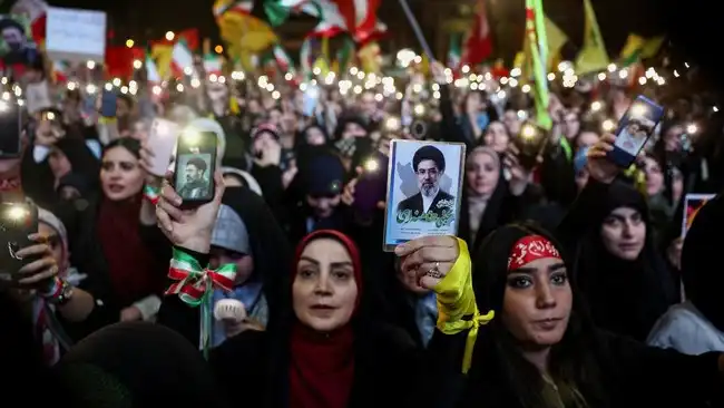 Warga Tehran Rayakan Serangan Balasan ke Israel
