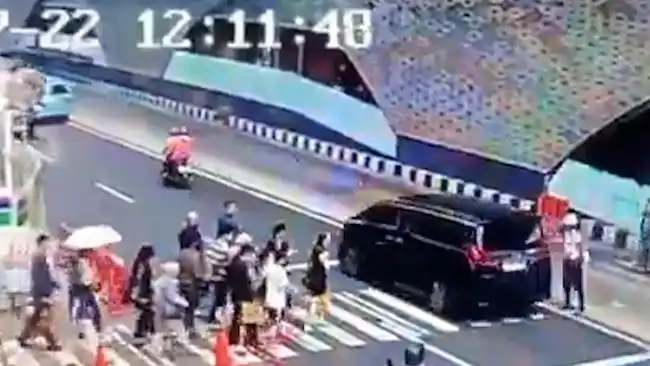 Detik-detik Alphard Terobos Lampu Merah