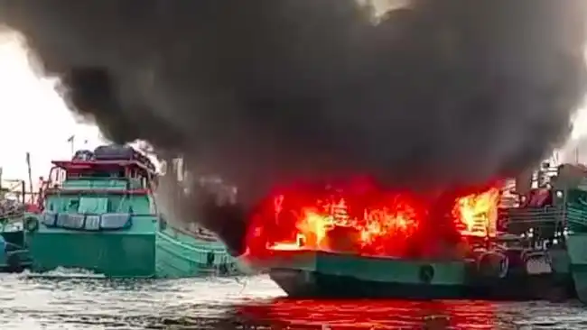 Kapal di Muara Baru
