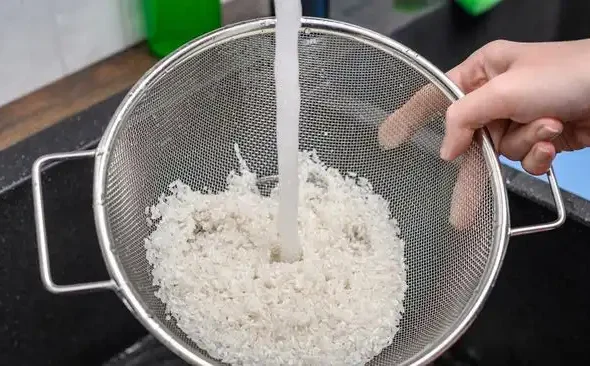 Mencuci Beras