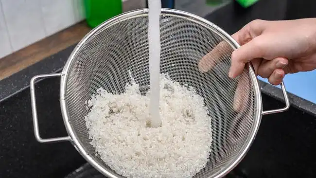 Mencuci Beras
