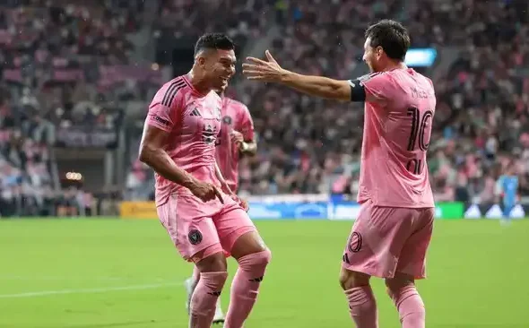 Casemiro dan Lionel Messi