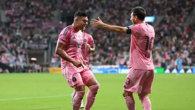 Casemiro dan Lionel Messi