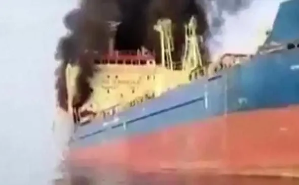 kapal tanker terbakar di Selat Hormuz