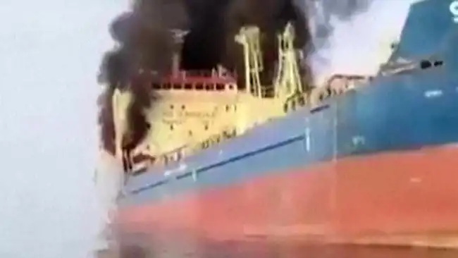 kapal tanker terbakar di Selat Hormuz