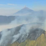 Kawasan Penanjakan dan Gunung Bromo saat akses wisata Bromo dibatasi karena kebakaran