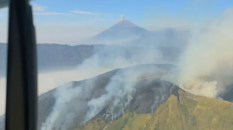 Kawasan Penanjakan dan Gunung Bromo saat akses wisata Bromo dibatasi karena kebakaran