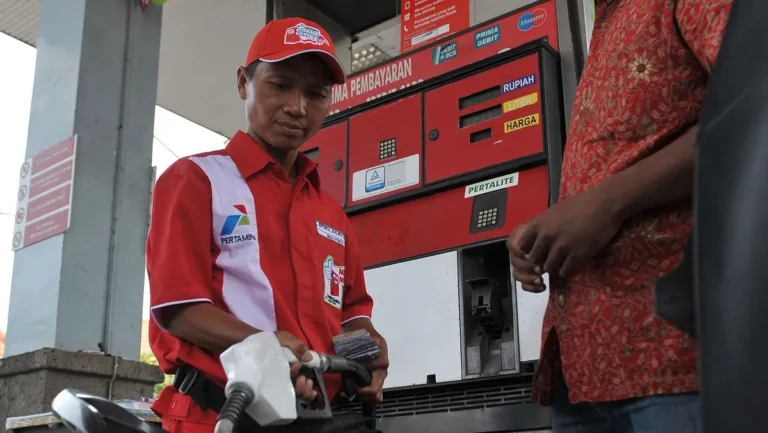 Antrean kendaraan di SPBU saat BBM Bali ganjil genap mulai diterapkan