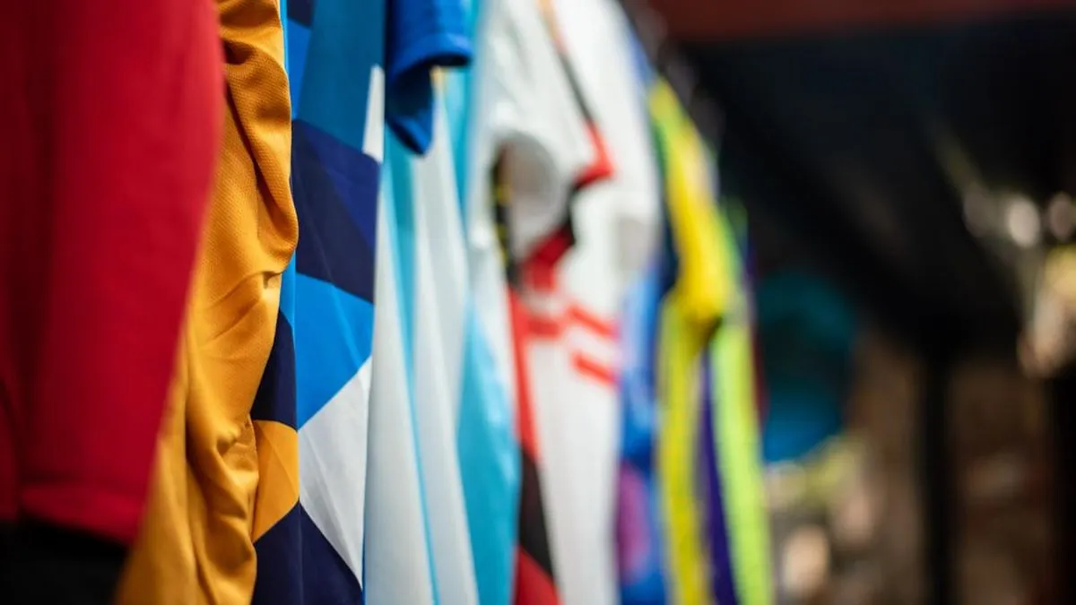 Baju bau keringat pada serat polyester